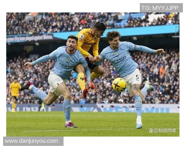 曼城与狼队激战正酣双方争夺激烈精彩瞬间回顾