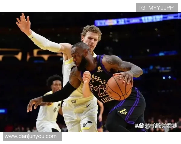 湖人队与爵士队总决赛巅峰对决展现篮球魅力与团队精神的精彩较量 湖人队与爵士队总决赛巅峰对决展现篮球魅力与团队精神的精彩较量