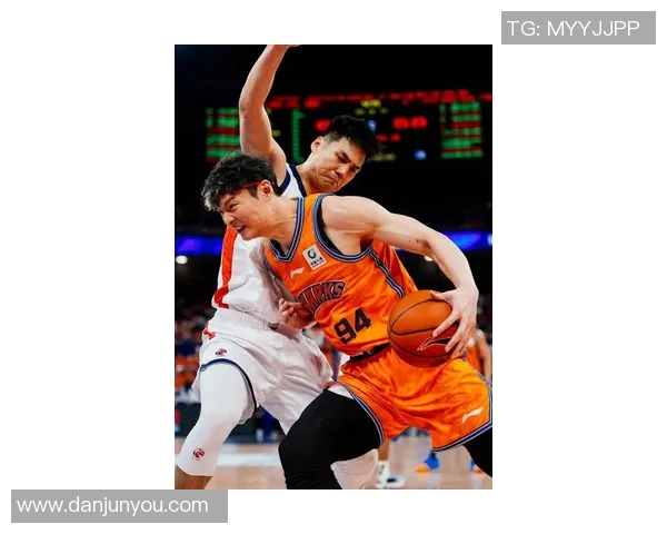 王哲林领衔中国篮球新篇章展现拼搏精神与团队合作的力量 王哲林领衔中国篮球新篇章展现拼搏精神与团队合作的力量