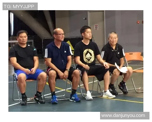 重庆篮球队进攻战术解析与球员配合深度剖析 重庆篮球队进攻战术解析与球员配合深度剖析