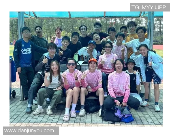 重庆飞盘队的团队协作与默契:聚焦飞盘运动的精神与魅力 重庆飞盘队的团队协作与默契:聚焦飞盘运动的精神与魅力