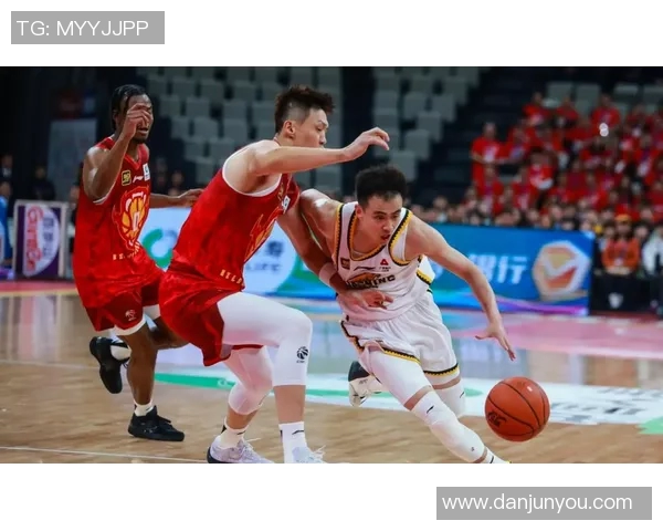 广东队与上海队激战正酣谁将赢得这场篮球巅峰对决
